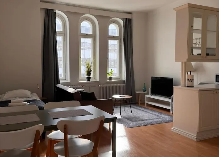 Kotimaailma - Keskustakolmio - Haemeenkatu 2 *